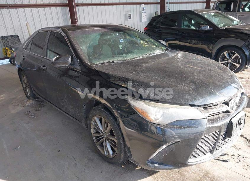 2015 Toyota Camry LE (VIN 4T1BF1FK2FU935958) main photo