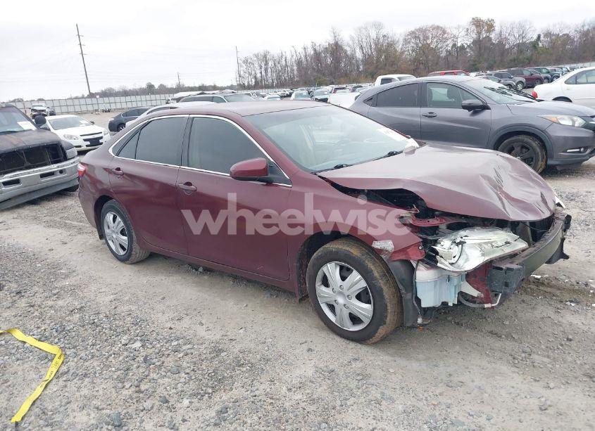2015 Toyota Camry LE (VIN 4T1BF1FK2FU983198) main photo