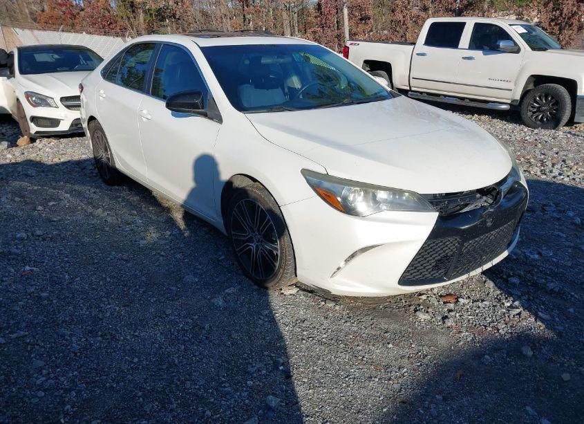 2016 Toyota Camry SE (VIN 4T1BF1FK2GU182109) main photo