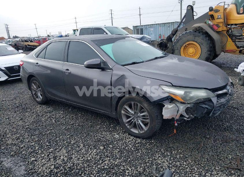 2016 Toyota Camry LE/XLE/SE/XSE (VIN 4T1BF1FK2GU186743) main photo