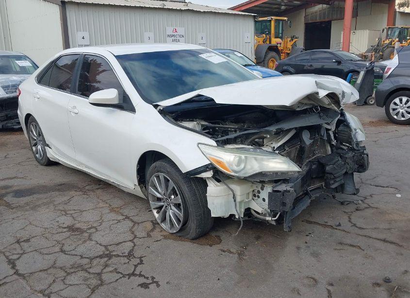 2016 Toyota Camry XLE (VIN 4T1BF1FK2GU206859) main photo