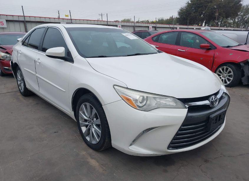 2016 Toyota Camry XLE (VIN 4T1BF1FK2GU527252) main photo
