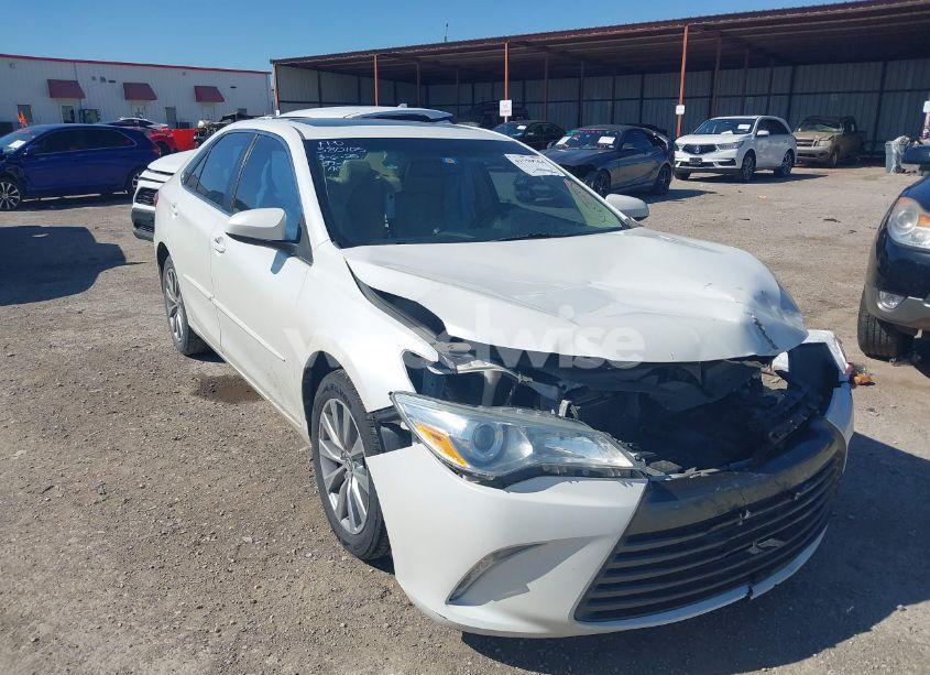 2016 Toyota Camry XLE (VIN 4T1BF1FK2GU529664) main photo