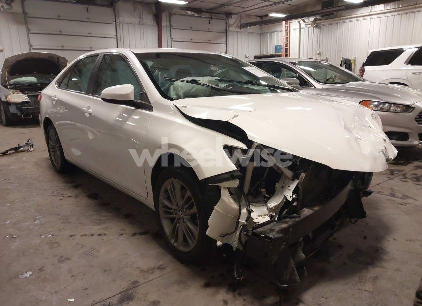 2017 Toyota Camry SE (VIN 4T1BF1FK2HU315503) main photo