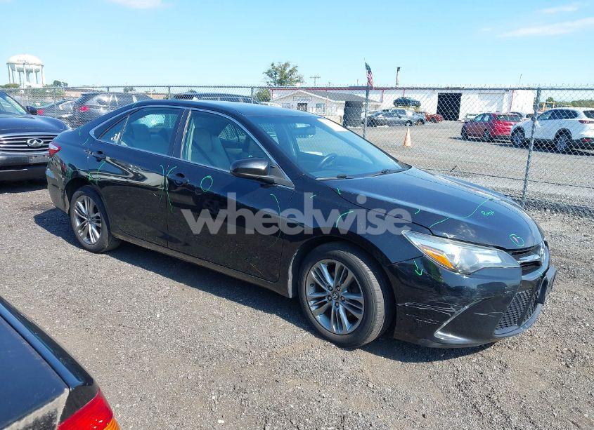 2017 Toyota Camry SE (VIN 4T1BF1FK2HU365060) main photo