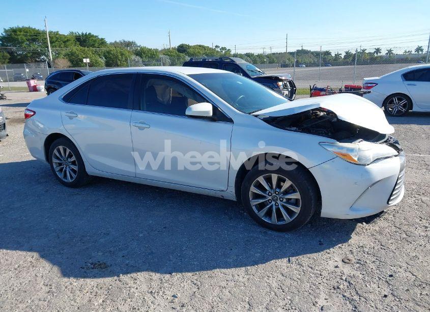 2017 Toyota Camry XLE (VIN 4T1BF1FK2HU418422) main photo