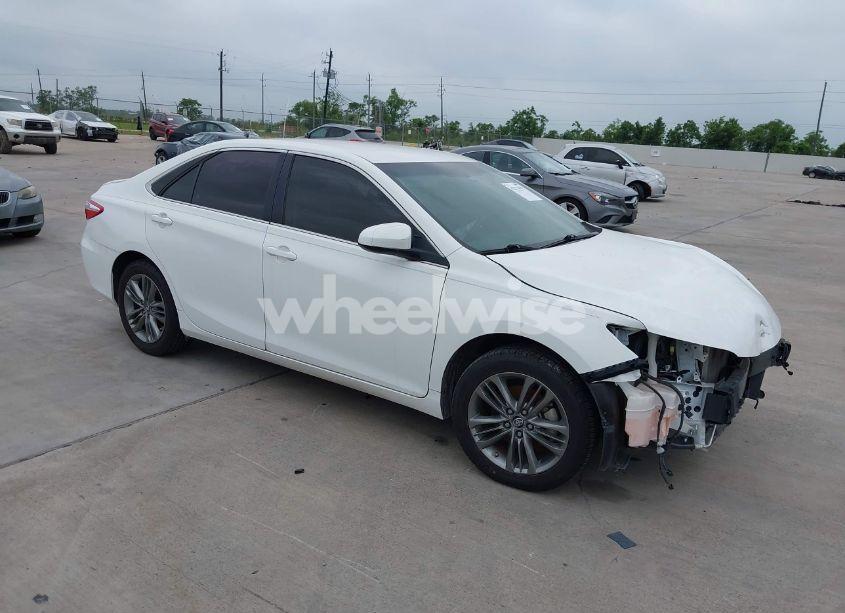 2017 Toyota Camry SE (VIN 4T1BF1FK2HU443174) main photo