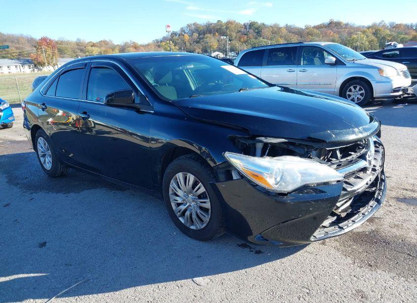 2017 Toyota Camry LE (VIN 4T1BF1FK2HU670073) main photo