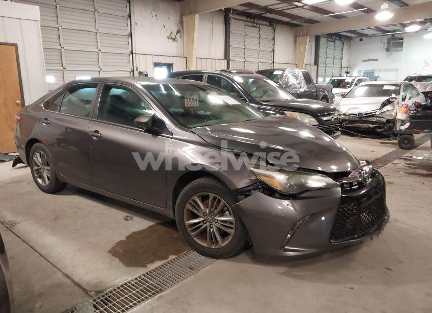 2017 Toyota Camry SE (VIN 4T1BF1FK2HU700155) main photo