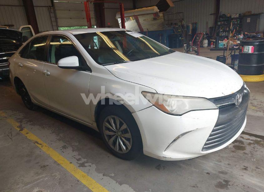 2017 Toyota Camry LE (VIN 4T1BF1FK2HU718946) main photo
