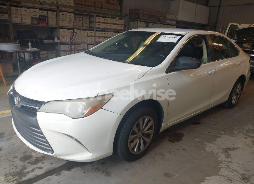 Photo 2 of 2017 Toyota Camry LE (VIN 4T1BF1FK2HU718946)