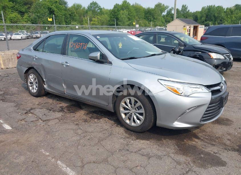 2017 Toyota Camry LE (VIN 4T1BF1FK2HU722026) main photo