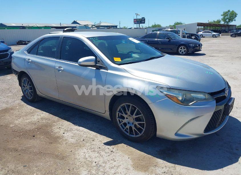 2017 Toyota Camry SE (VIN 4T1BF1FK2HU757746) main photo