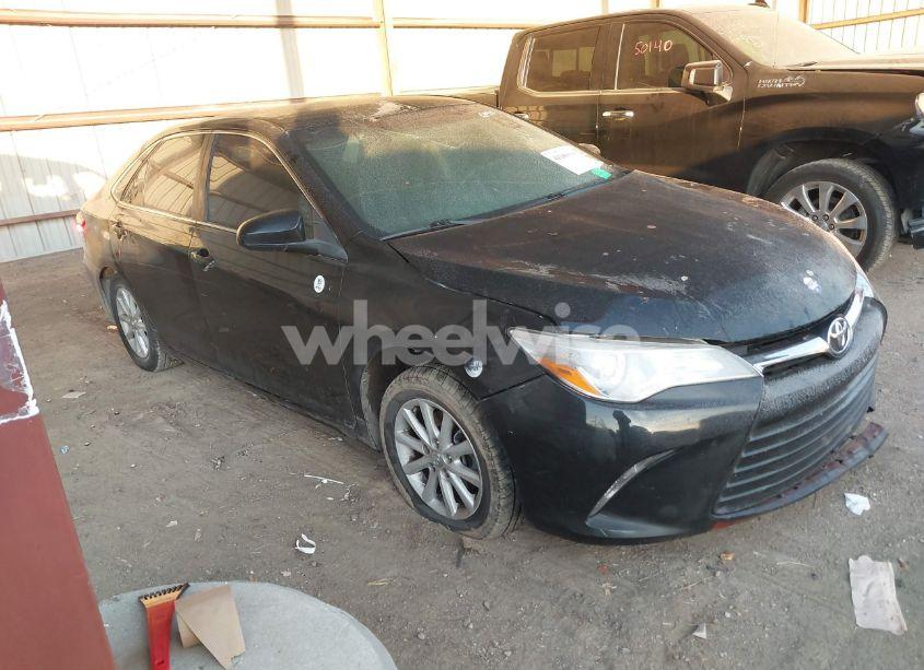 2017 Toyota Camry LE (VIN 4T1BF1FK2HU812339) main photo