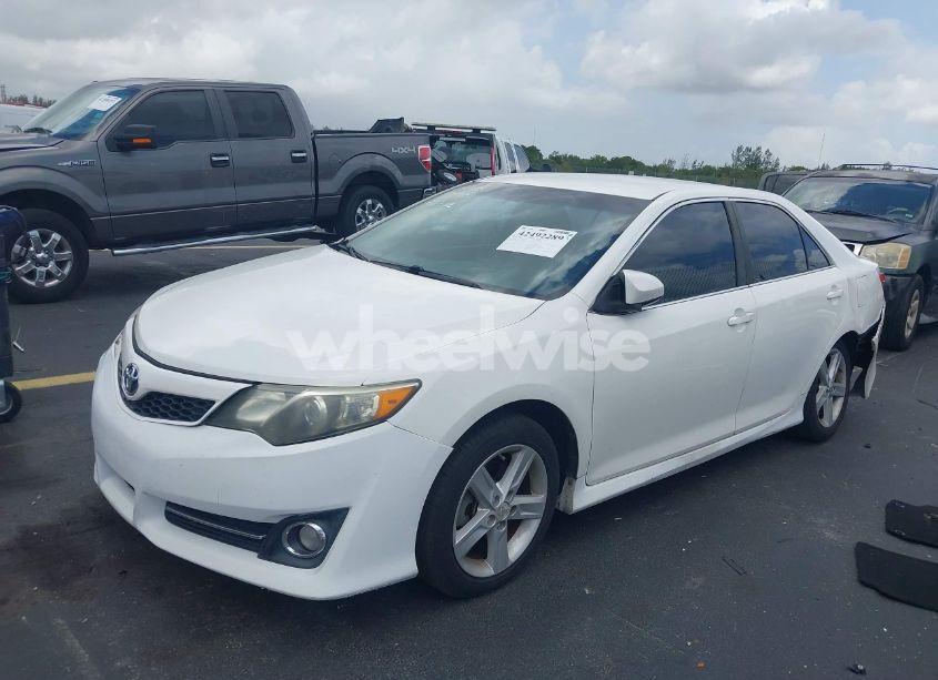 Photo 2 of 2013 Toyota Camry SE (VIN 4T1BF1FK3DU683747)