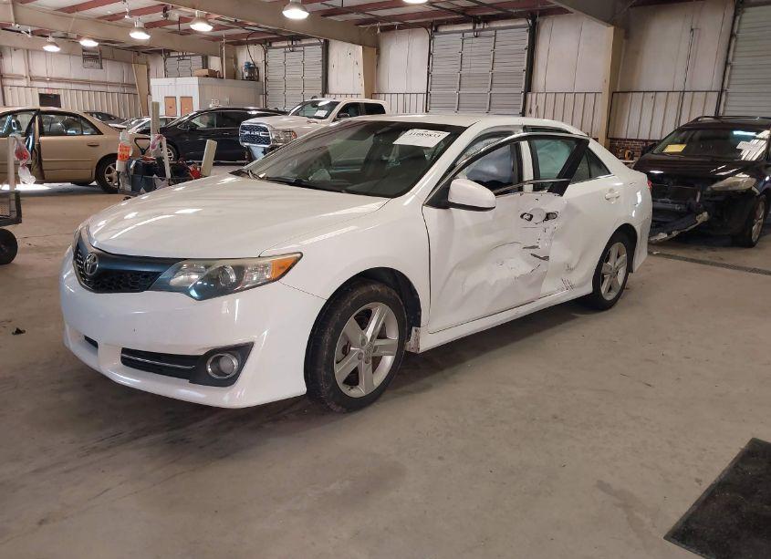 Photo 2 of 2014 Toyota Camry SE (VIN 4T1BF1FK3EU318504)