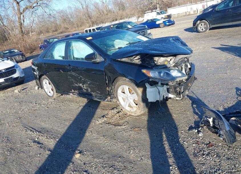 2014 Toyota Camry SE (VIN 4T1BF1FK3EU319572) main photo