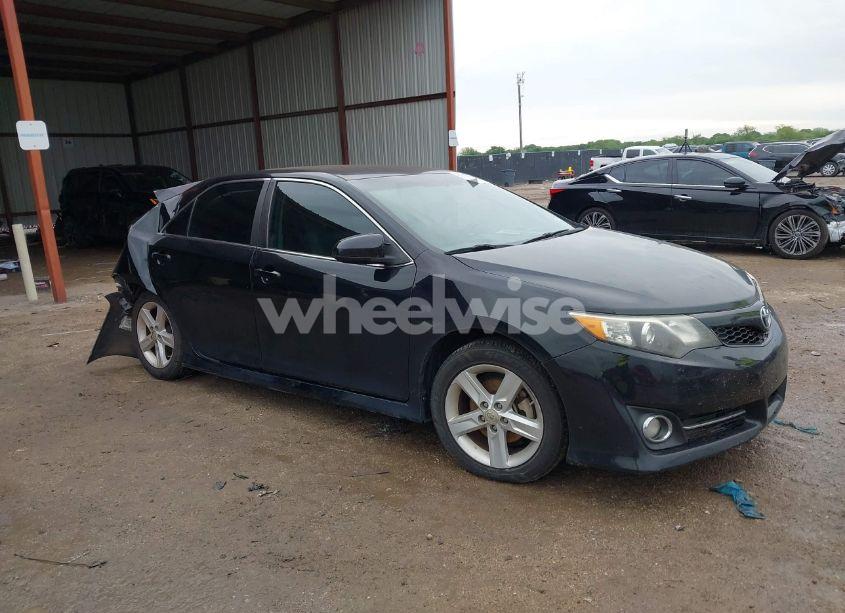 2014 Toyota Camry SE (VIN 4T1BF1FK3EU319815) main photo