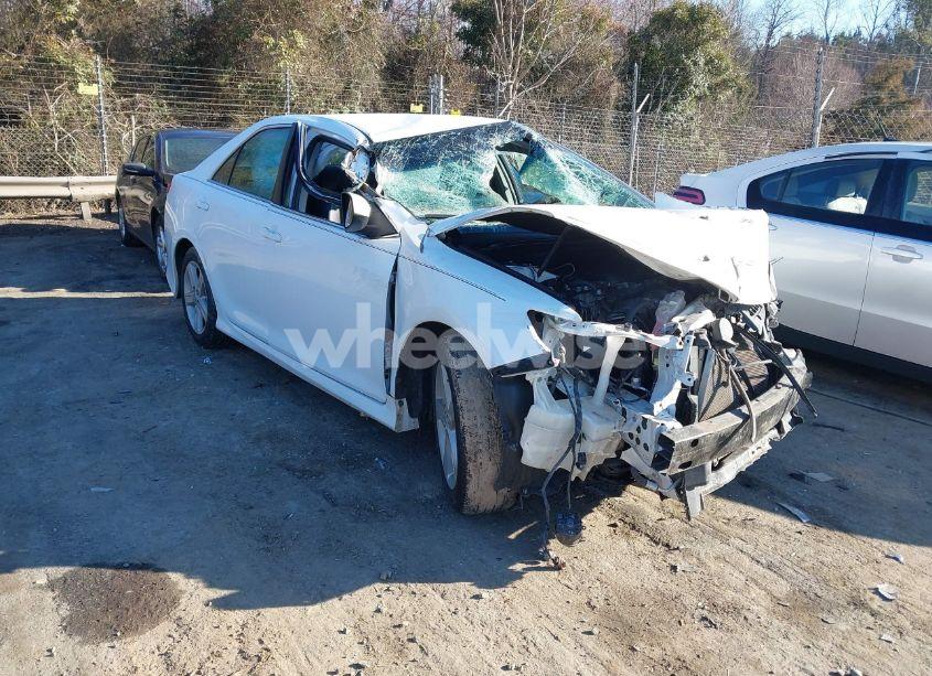 2014 Toyota Camry SE (VIN 4T1BF1FK3EU319961) main photo