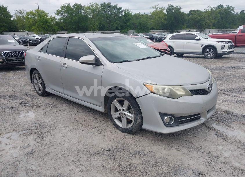 2014 Toyota Camry SE (VIN 4T1BF1FK3EU337778) main photo