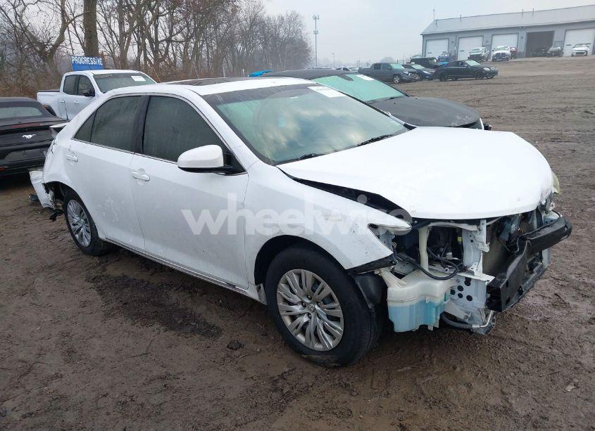 2014 Toyota Camry LE (VIN 4T1BF1FK3EU338770) main photo