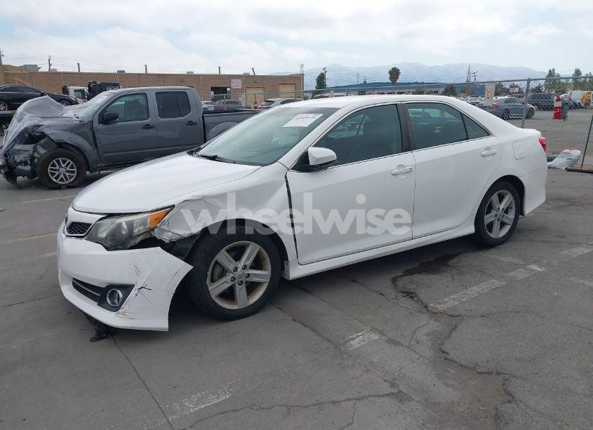 Photo 2 of 2014 Toyota Camry SE (VIN 4T1BF1FK3EU339370)