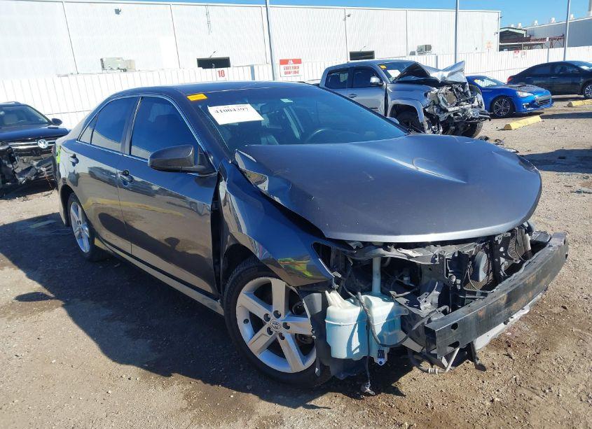 2014 Toyota Camry SE (VIN 4T1BF1FK3EU345881) main photo