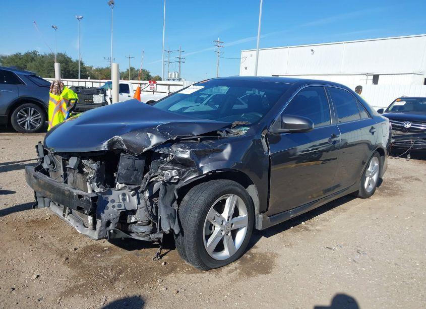 Photo 2 of 2014 Toyota Camry SE (VIN 4T1BF1FK3EU345881)