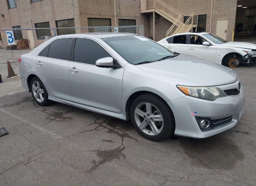 2014 Toyota Camry SE (VIN 4T1BF1FK3EU364835) main photo