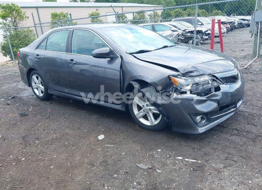 2014 Toyota Camry SE (VIN 4T1BF1FK3EU376645) main photo