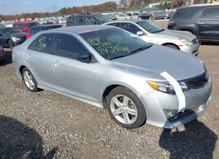 2014 Toyota Camry SE (VIN 4T1BF1FK3EU380890) main photo