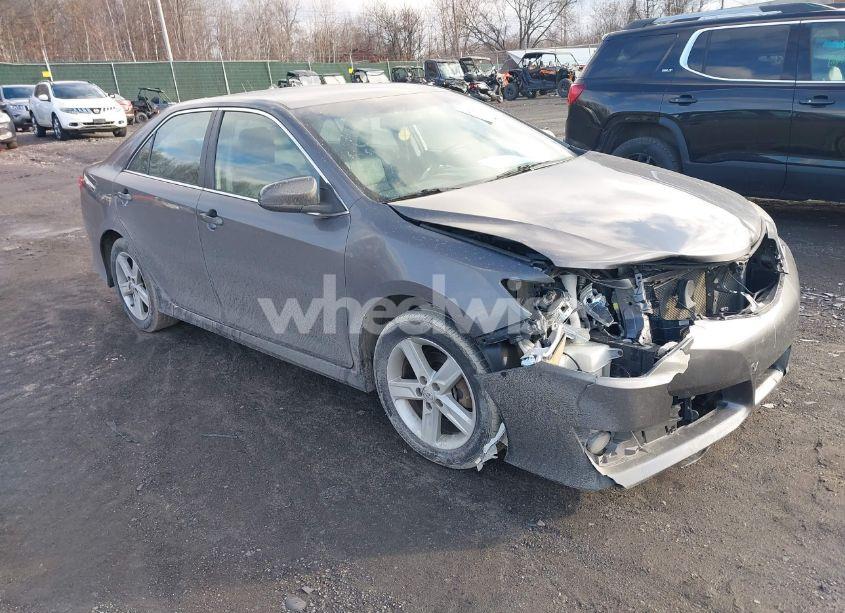 2014 Toyota Camry SE (VIN 4T1BF1FK3EU382445) main photo