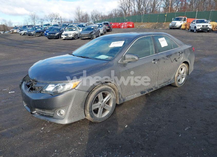 Photo 2 of 2014 Toyota Camry SE (VIN 4T1BF1FK3EU382445)