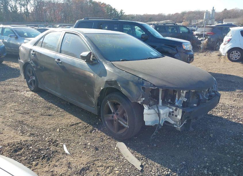 2014 Toyota Camry SE (VIN 4T1BF1FK3EU415024) main photo