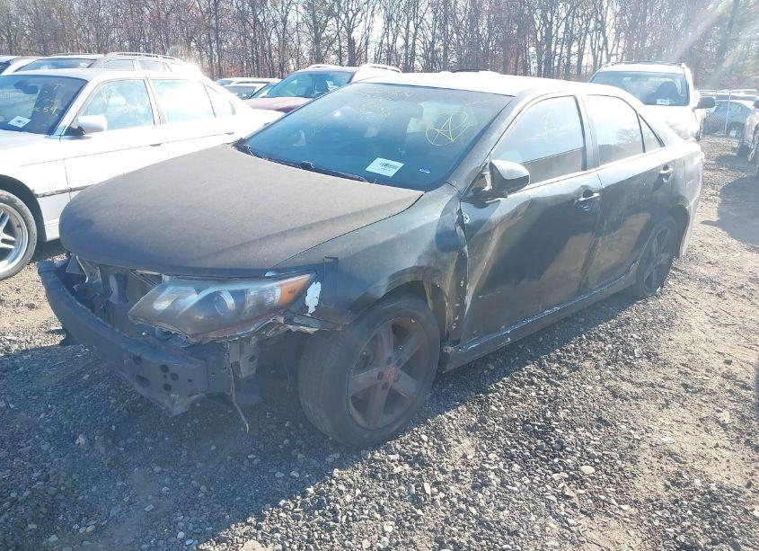 Photo 2 of 2014 Toyota Camry SE (VIN 4T1BF1FK3EU415024)