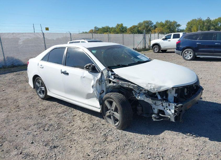 2014 Toyota Camry SE (VIN 4T1BF1FK3EU415170) main photo