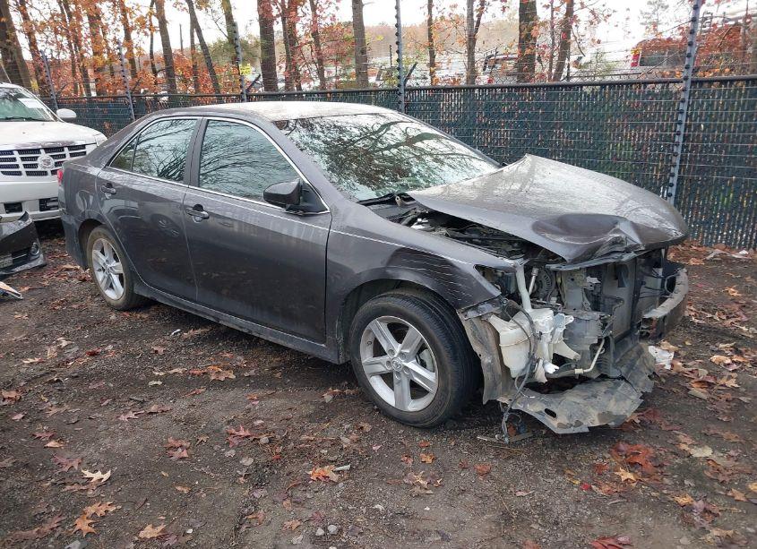 2014 Toyota Camry SE (VIN 4T1BF1FK3EU417100) main photo