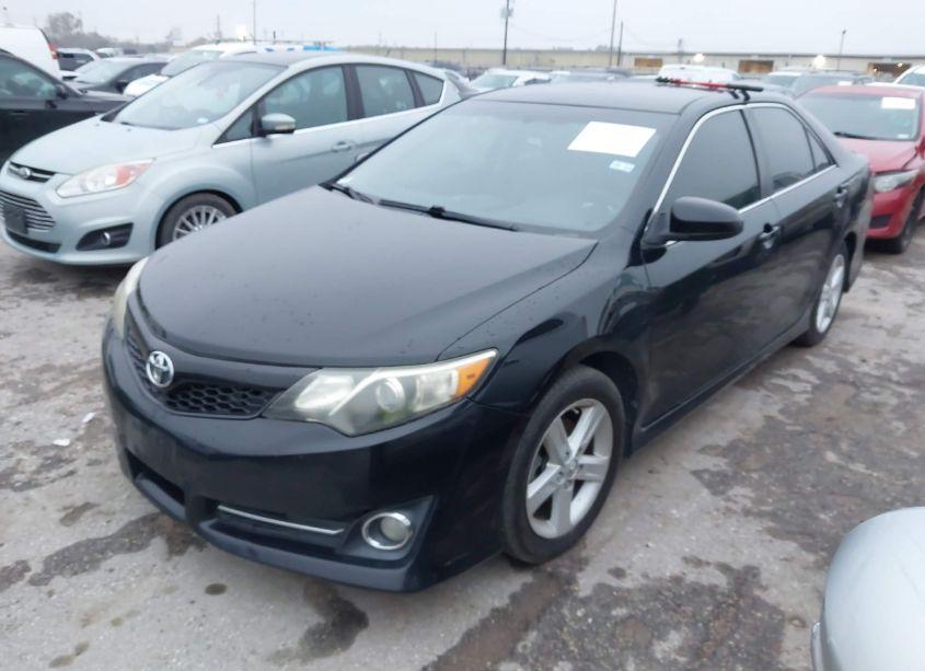 Photo 2 of 2014 Toyota Camry SE (VIN 4T1BF1FK3EU418764)