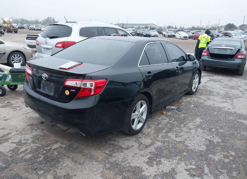 Photo 4 of 2014 Toyota Camry SE (VIN 4T1BF1FK3EU418764)