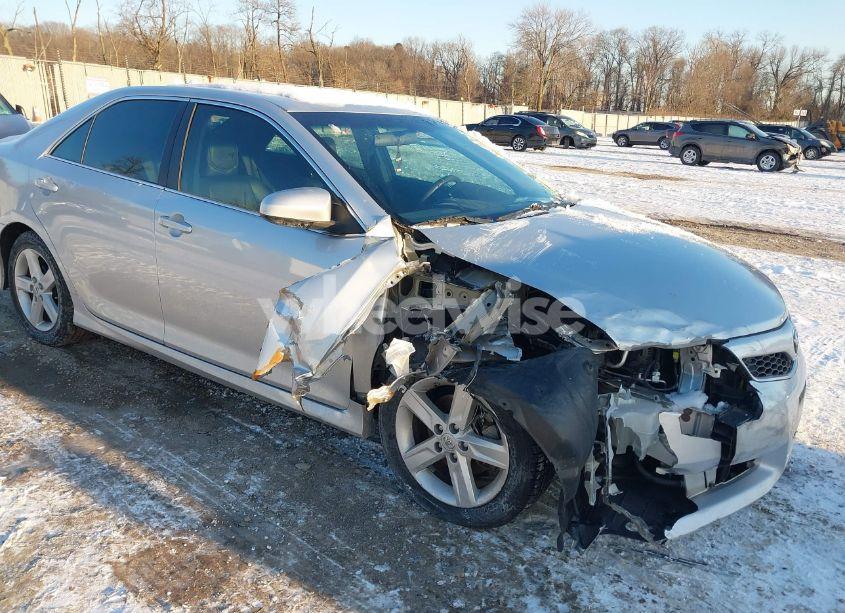 2014 Toyota Camry SE (VIN 4T1BF1FK3EU450792) main photo