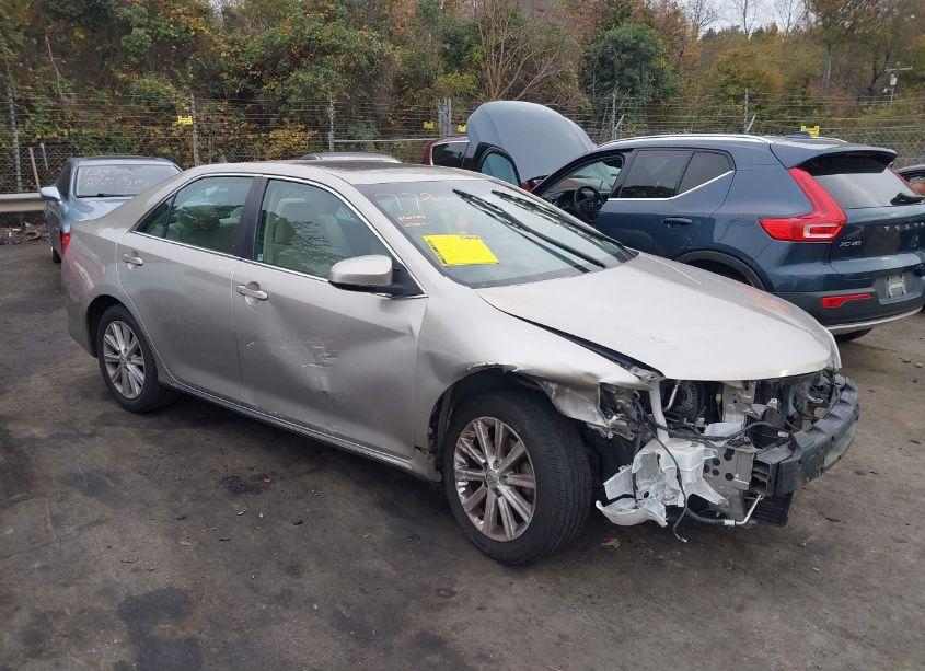 2014 Toyota Camry XLE (VIN 4T1BF1FK3EU464935) main photo