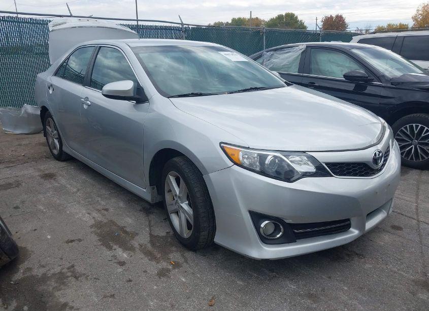 2014 Toyota Camry SE (VIN 4T1BF1FK3EU750252) main photo