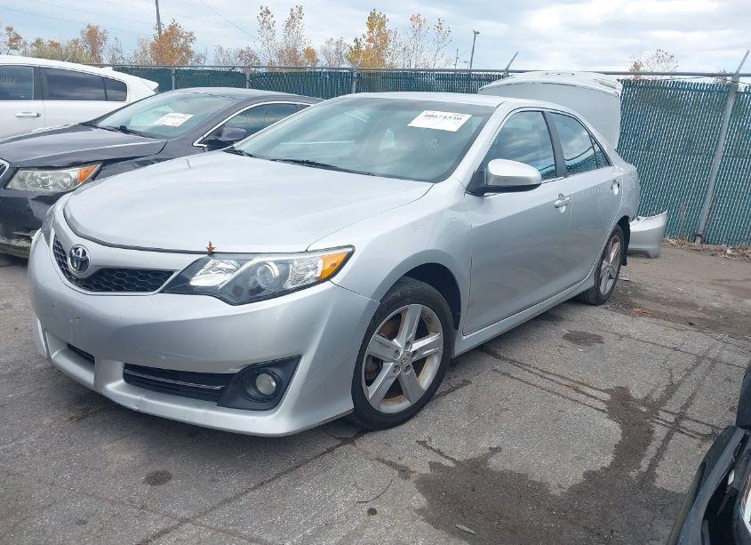 Photo 2 of 2014 Toyota Camry SE (VIN 4T1BF1FK3EU750252)