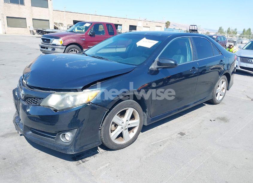 Photo 2 of 2014 Toyota Camry L/LE/SE/SE SPORT/XLE (VIN 4T1BF1FK3EU777550)