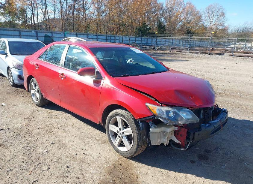 2014 Toyota Camry SE (VIN 4T1BF1FK3EU817142) main photo