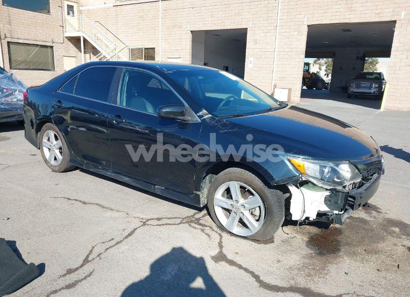 2014 Toyota Camry SE (VIN 4T1BF1FK3EU819800) main photo
