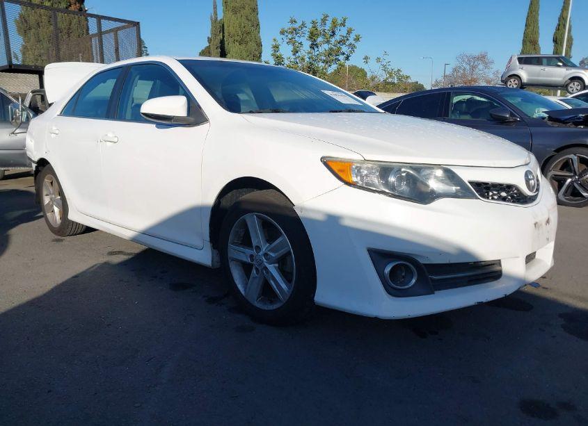 2014 Toyota Camry SE (VIN 4T1BF1FK3EU821739) main photo
