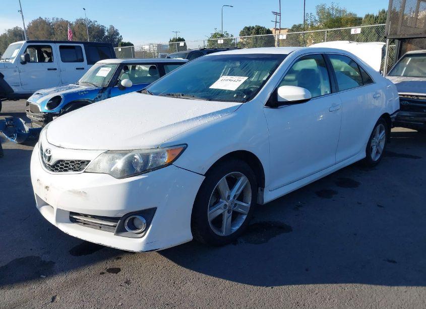 Photo 2 of 2014 Toyota Camry SE (VIN 4T1BF1FK3EU821739)