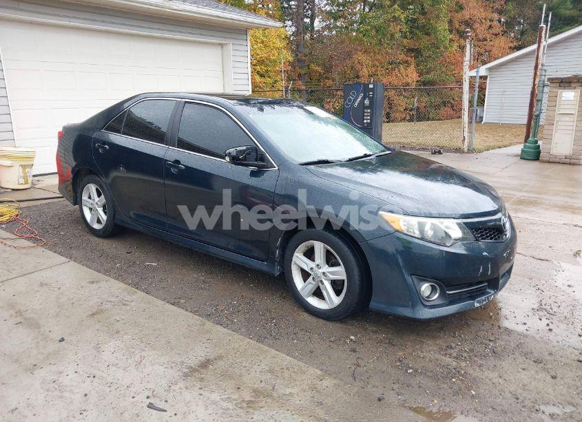 2014 Toyota Camry SE (VIN 4T1BF1FK3EU826794) main photo