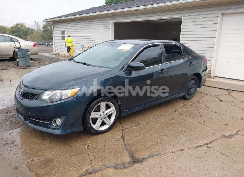 Photo 2 of 2014 Toyota Camry SE (VIN 4T1BF1FK3EU826794)